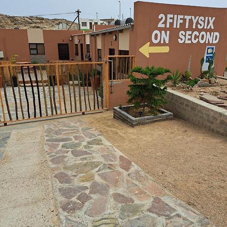 Апартаменты 2Fiftysix On Second Людериц Экстерьер фото